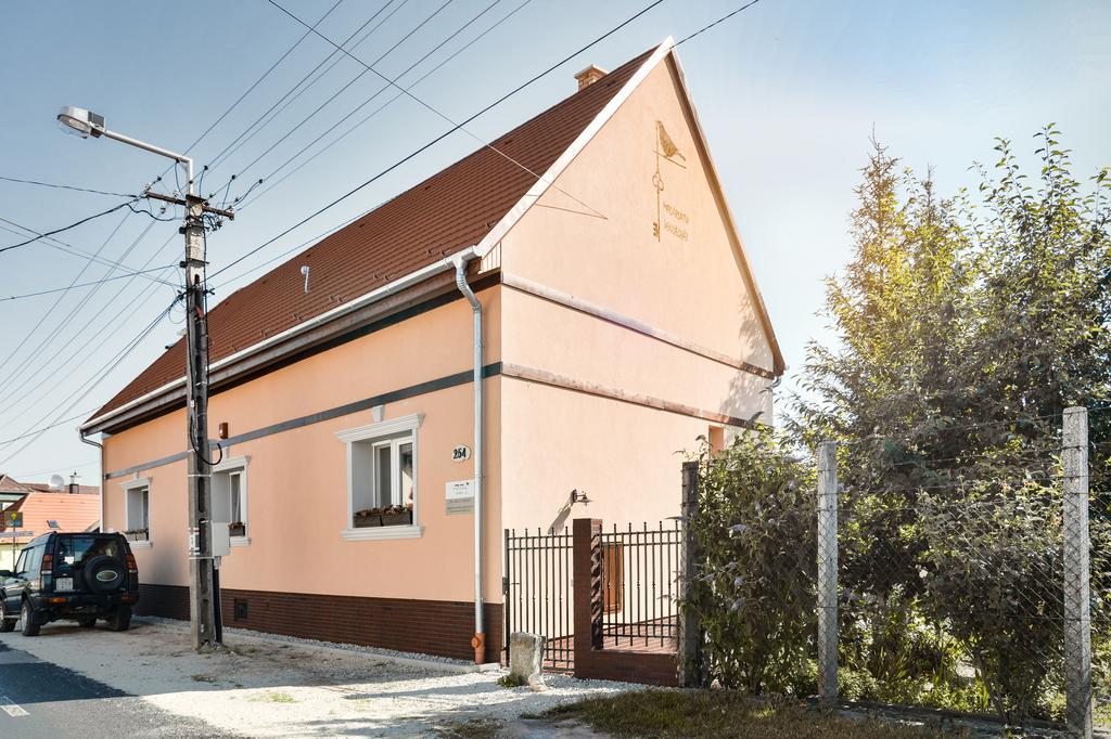 ホテル Madarlatta Vendeghaz Fertőrákos エクステリア 写真